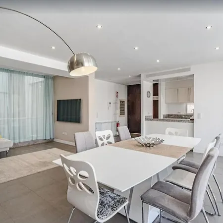 F Con Piscina En Excelente Ubicacion Villa